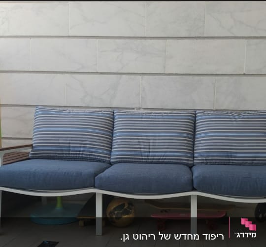 כריות פסים כחולות על ספה בחוץ